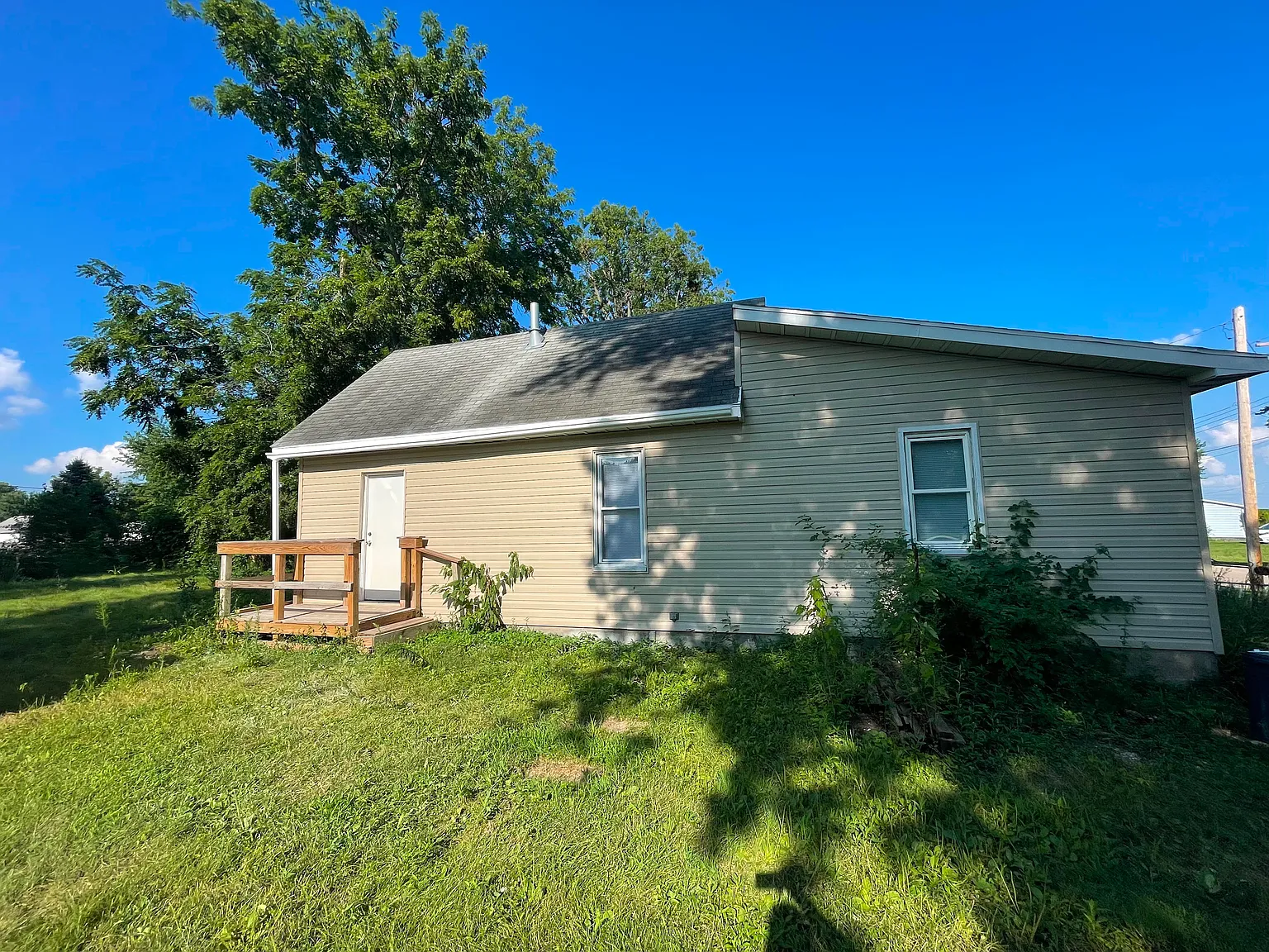1019 E Walnut St — Photo 2
