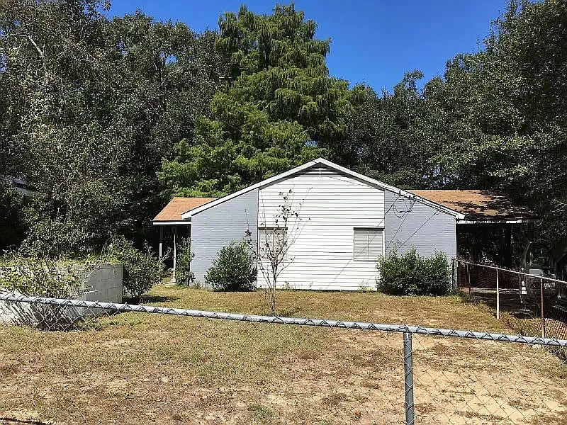 3 bed, 1100 sqft, $1,300 — Photo 1
