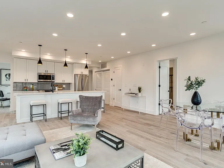 646 Newton Pl NW #303 — Photo 5