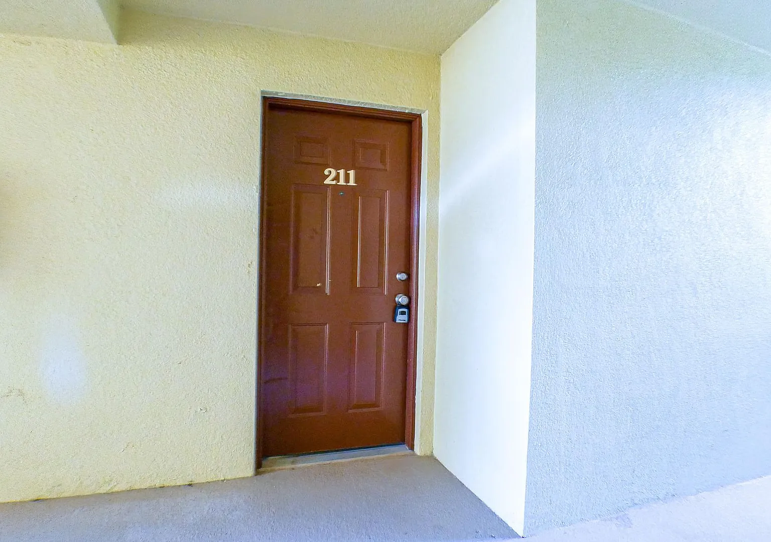 2nd Floor , 2 bed 2 bath Condo in the heart of Fort myers — Photo 4