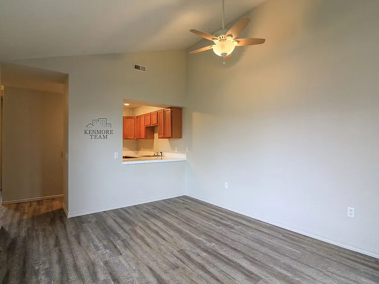 1038 Wright Ave — Photo 3