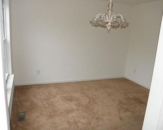 5th image of 37 Saint Johns Dr