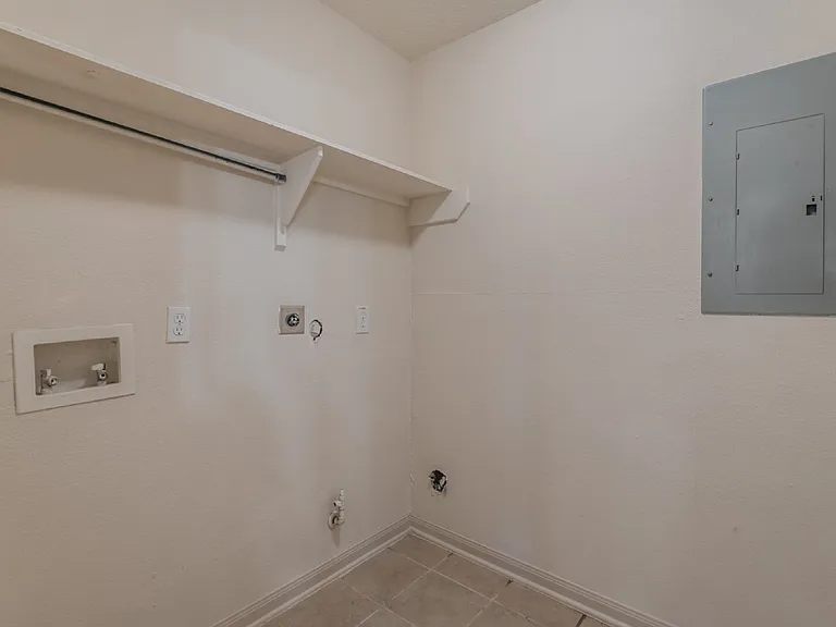 9438 Ashville Dr — Photo 14