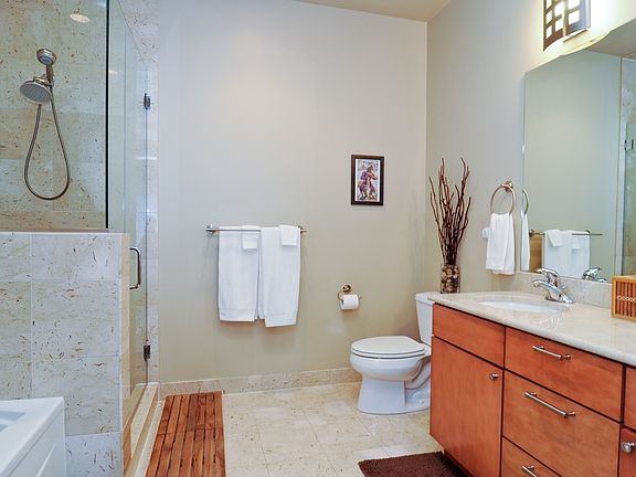 3rd image of 1529 N Artesian Ave APT 1S