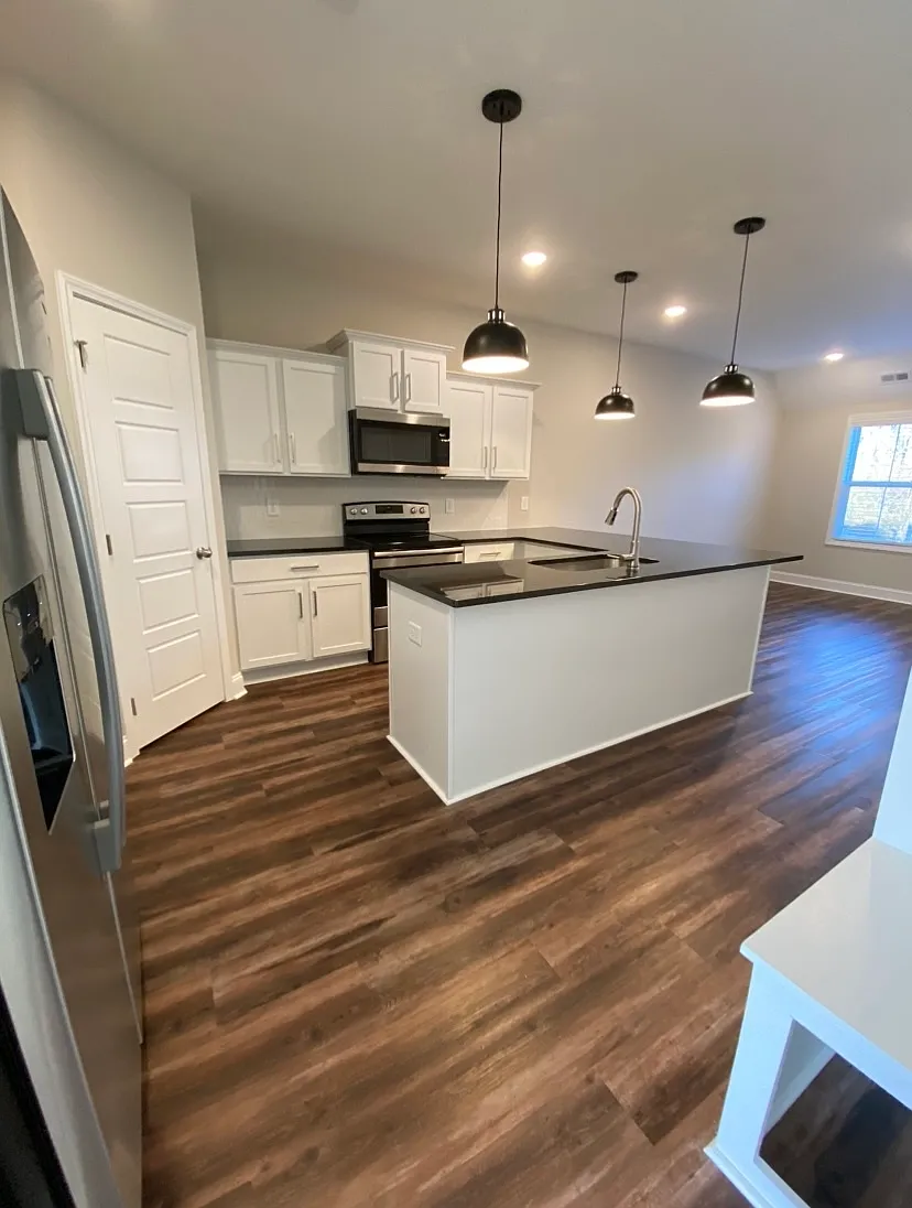 1035 Glenkirk Drive - B — Photo 4