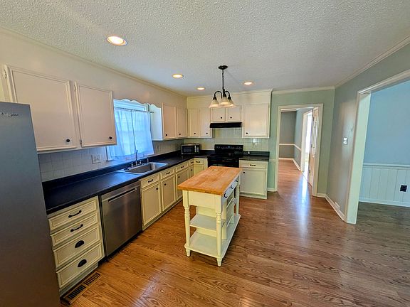 3rd image of 6913 Crandall Ct