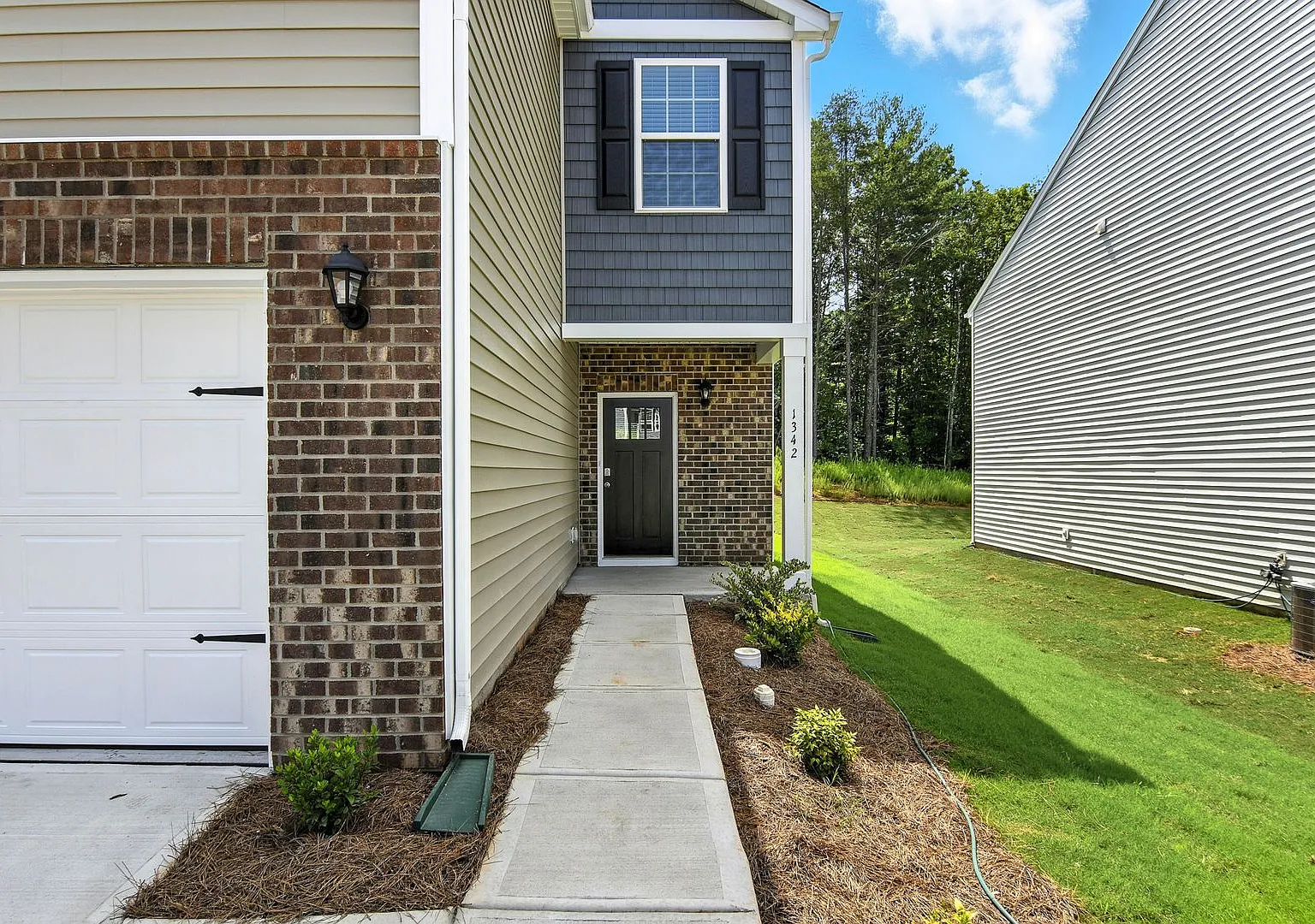 Beautiful 4 Bed 2.5 Bath home in The Falls at Hickory | Pet Friendly — Photo 4