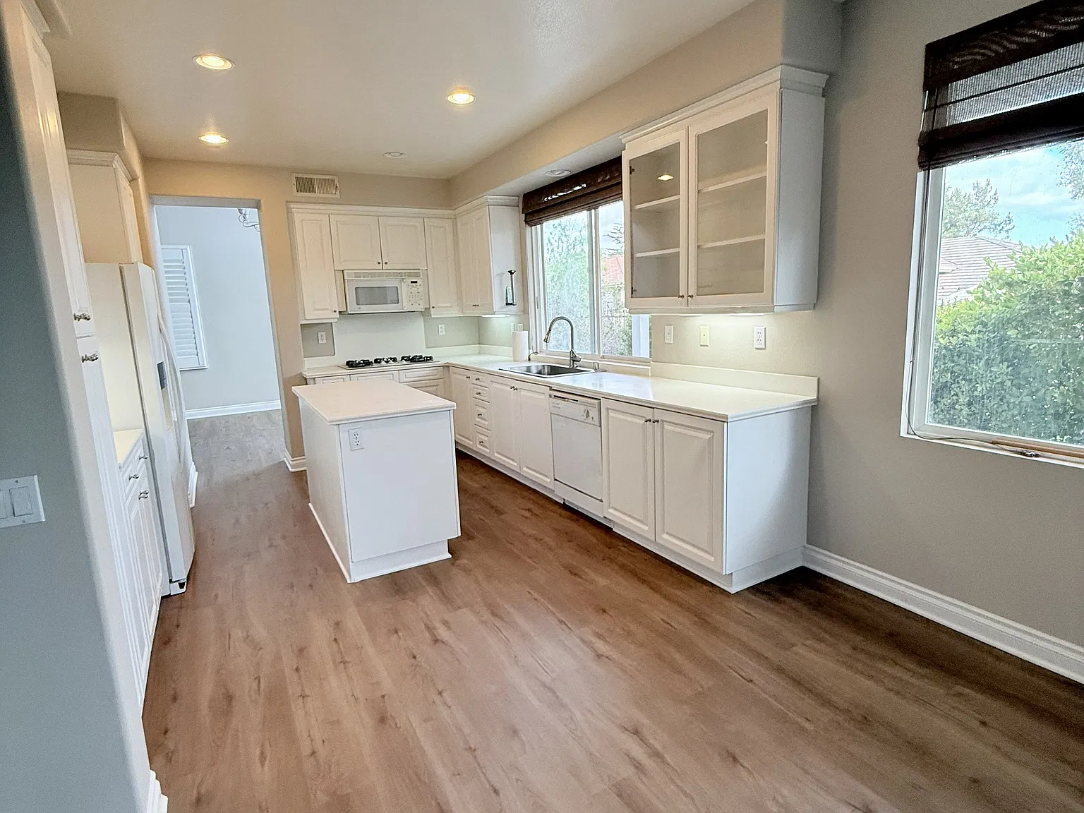4 bed, 2.5 bath, 2518 sqft, $7,100 — Photo 4
