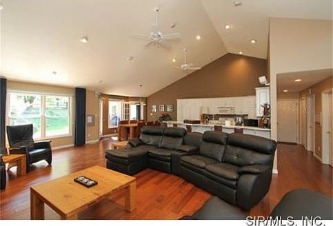 3rd image of 2 Willow Creek Dr