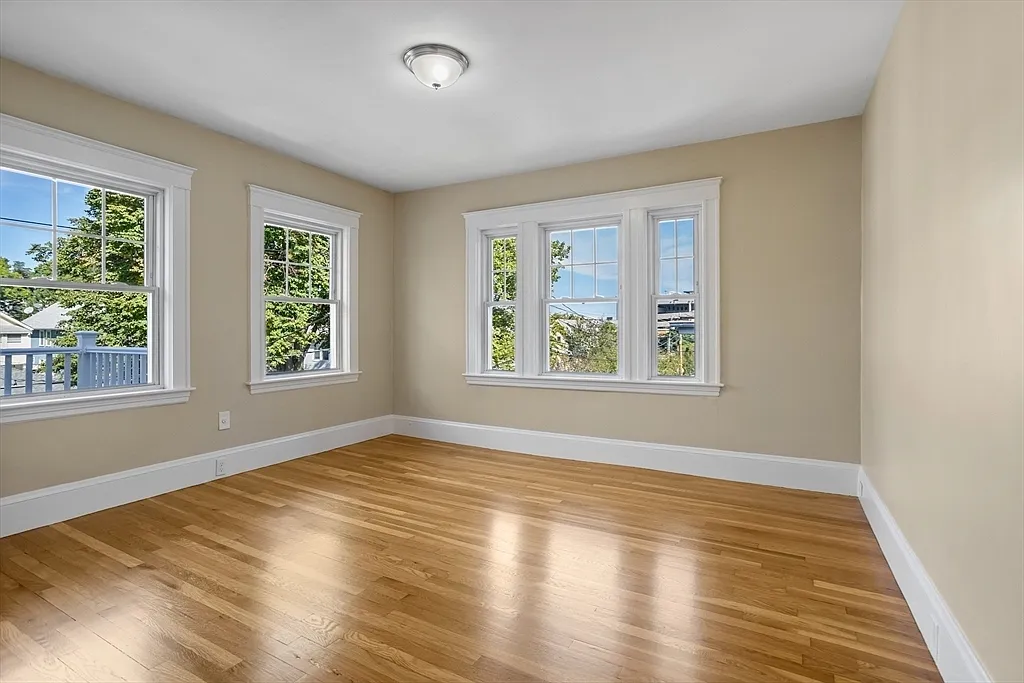 3 bed, 1250 sqft, $3,100 — Photo 2