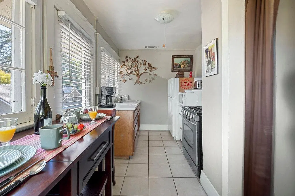 445 Oak St — Photo 1