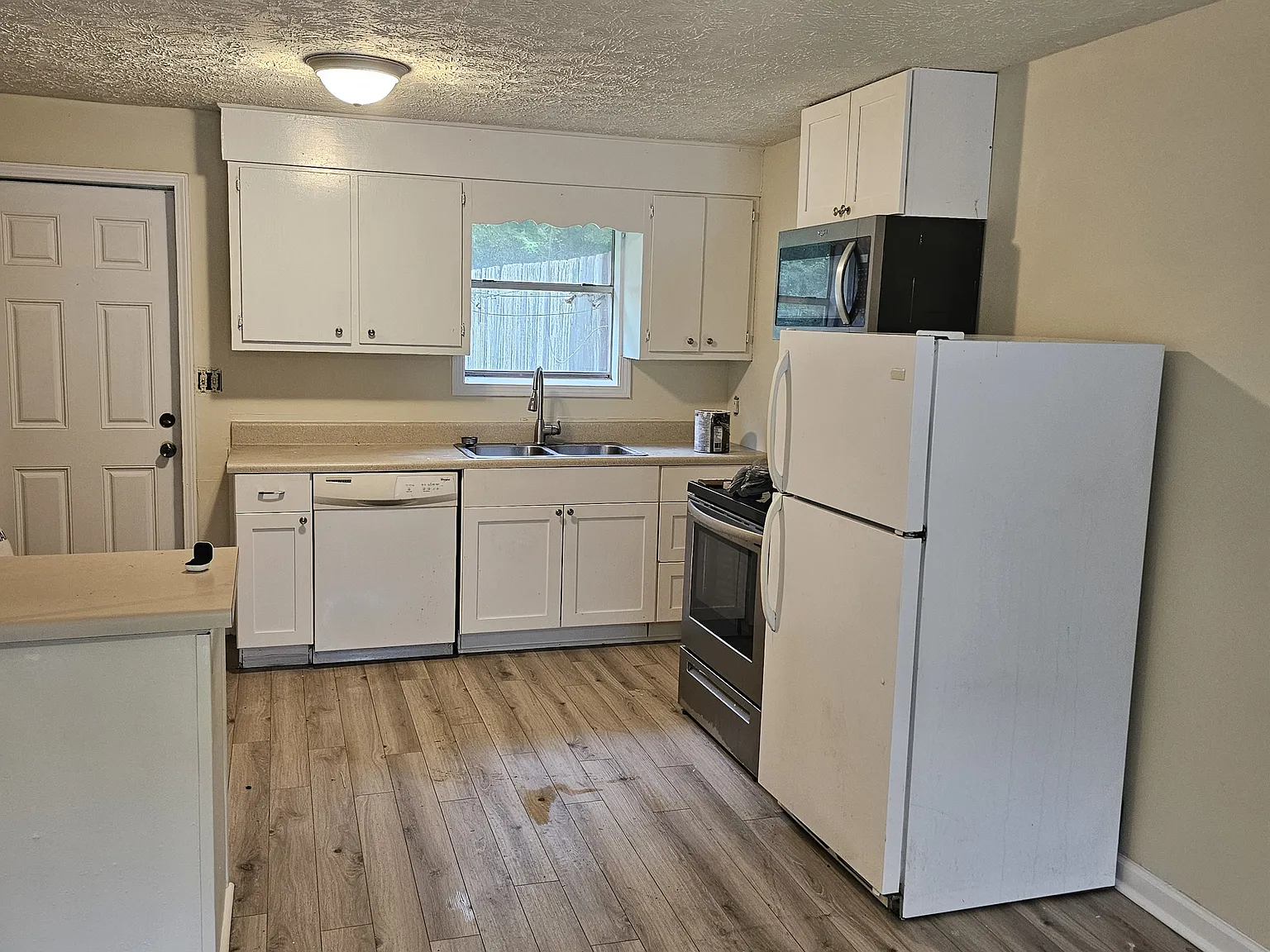 283 Hillcrest Dr — Photo 3