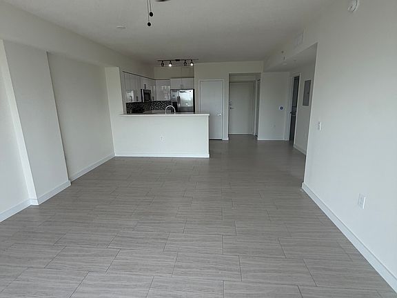 5th image of 445 NE 39th St #502