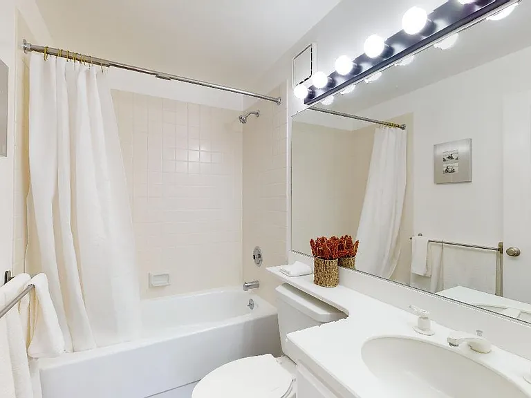 600 W 9th St #914 — Photo 34