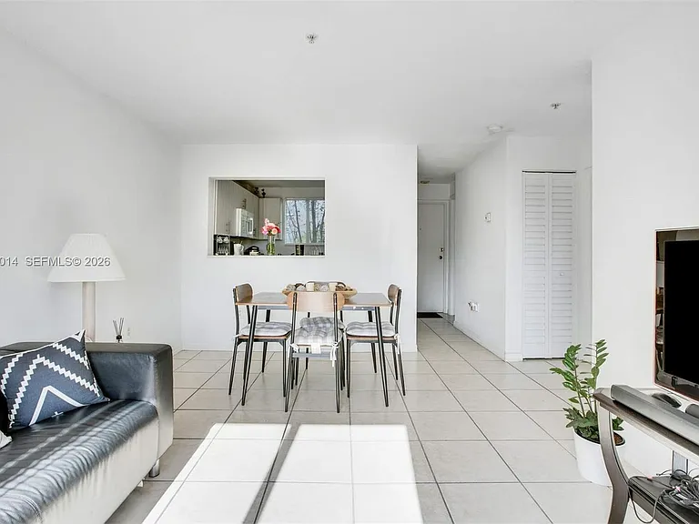 1349 SW 3rd St #7 — Photo 4
