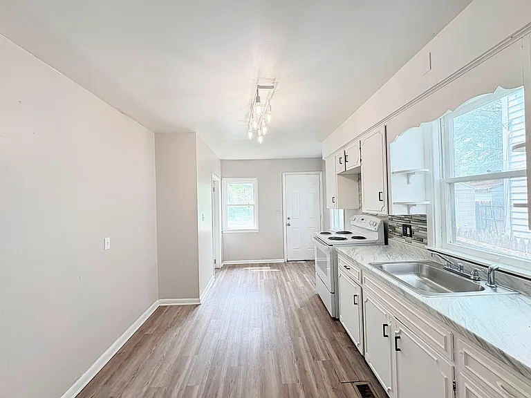 716 Clark St — Photo 6