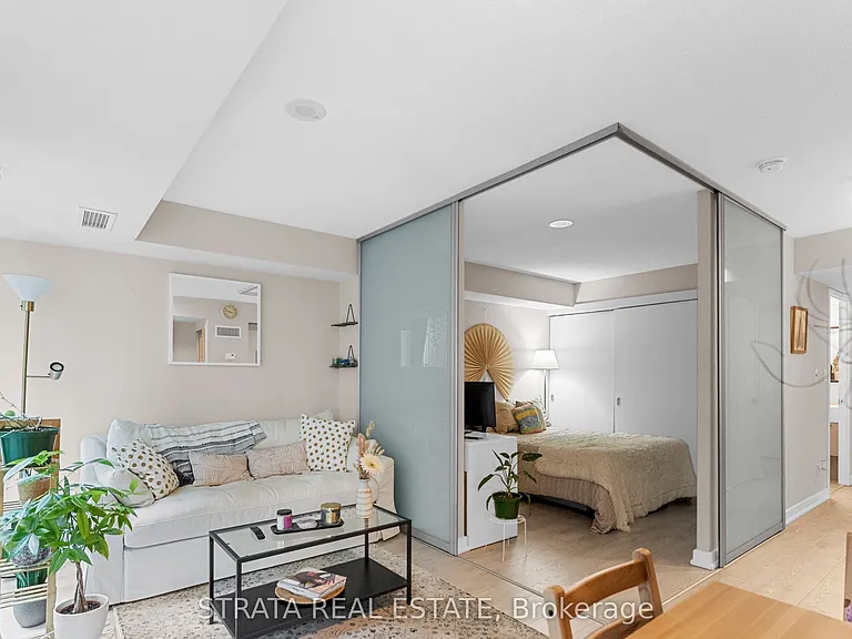 126 Simcoe St #402 — Photo 8