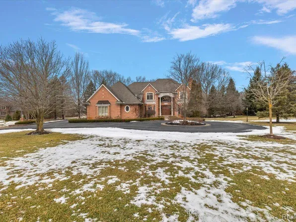 1340 Valley Crest Ct, Milford, MI 48381