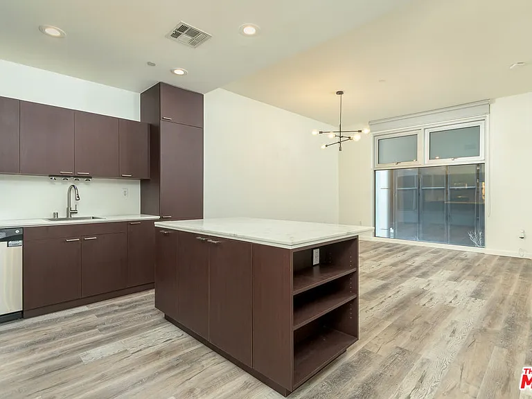 630 W 6th St #207 — Photo 8