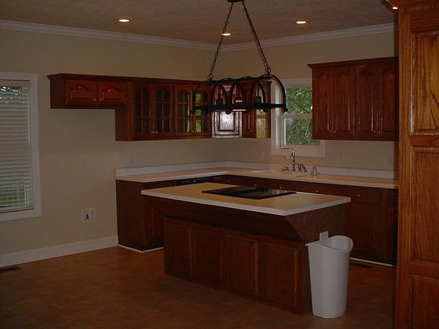 2nd image of 810 Dianne Ct E