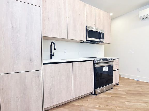 5th image of 423 Tompkins Ave #1F