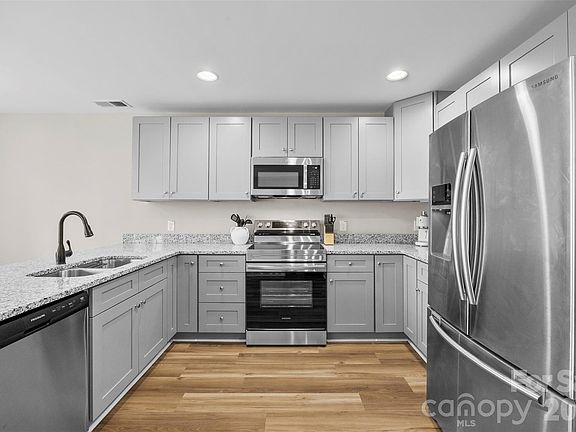5th image of 125 Lowrance Ave