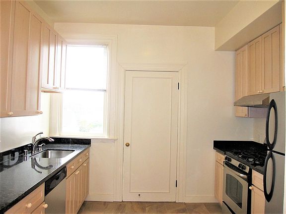 5th image of 1366 Haight St #6