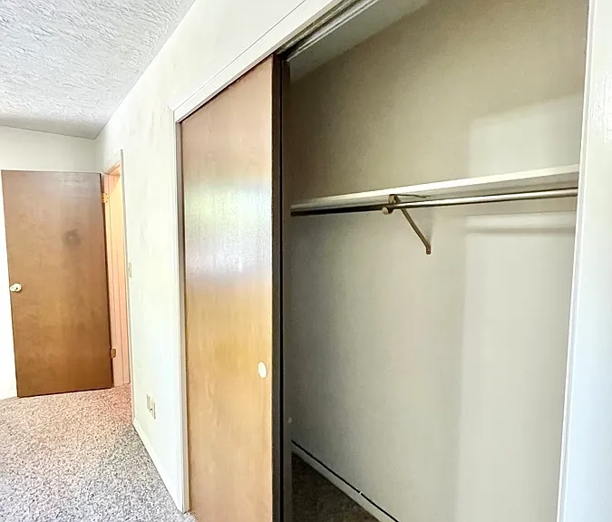 Oak Manor Dr — Photo 12