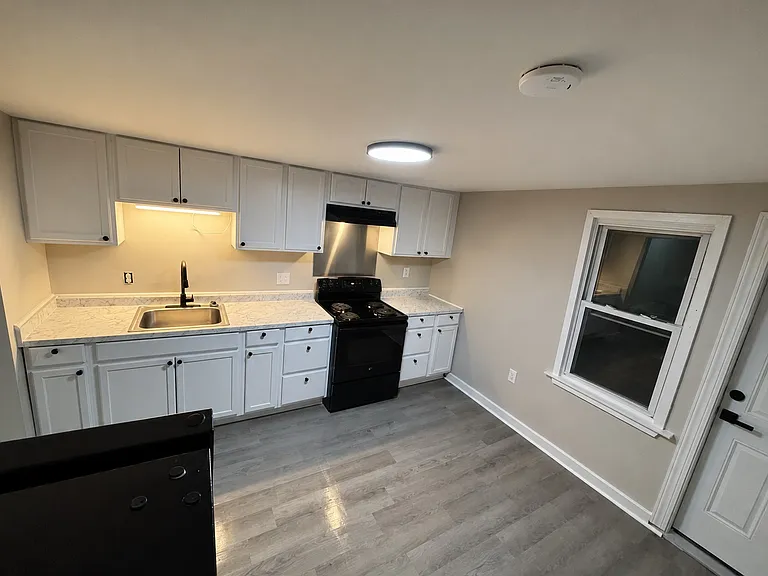 300-302 N Bromley Ave #304 — Photo 6
