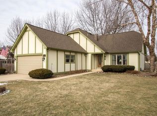 1000 Congress Dr, Bartlett, IL 60103