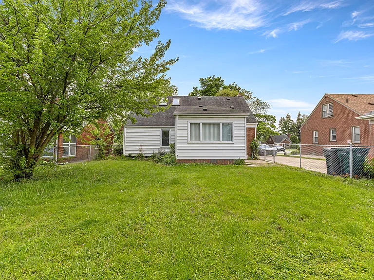 21311 Outer Dr — Photo 30
