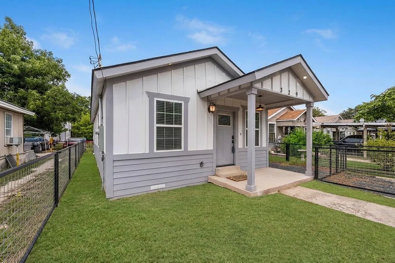 Charming 2-Bed Bungalow with Fenced Yard in Central San Antonio Modern Comforts, Prime Value — Photo 3