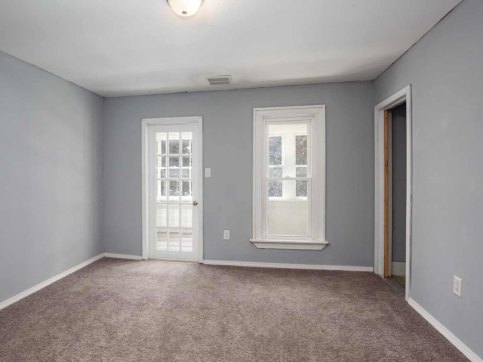 7 bed, 3500 sqft, $1,995 — Photo 3