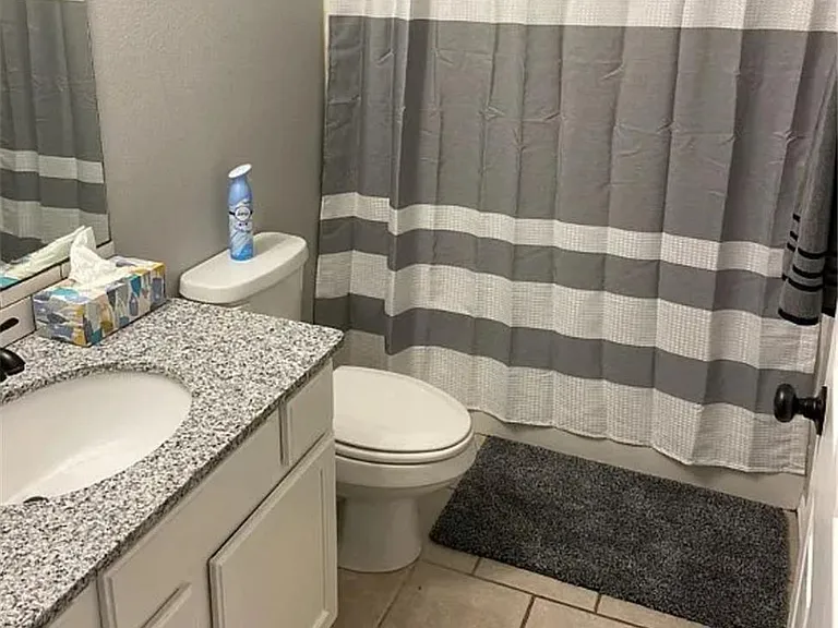 826 W Peachtree Dr #1 — Photo 10