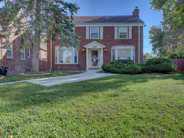 7741 S Paxton Ave, Chicago, IL 60649