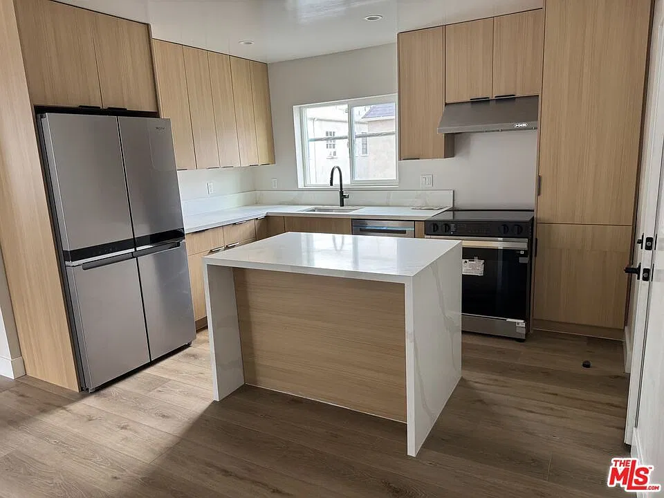 1 bed, 2.0 bath, 800 sqft, $3,100 — Photo 2
