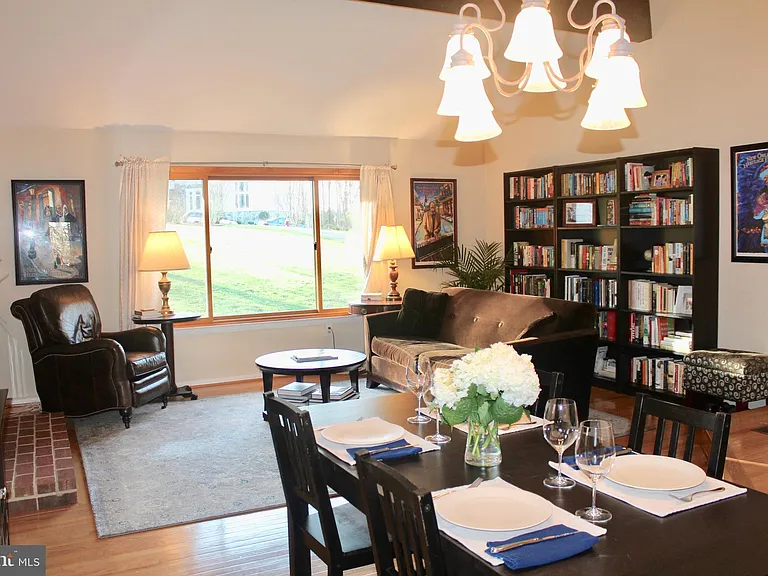 1118 Challedon Rd — Photo 4