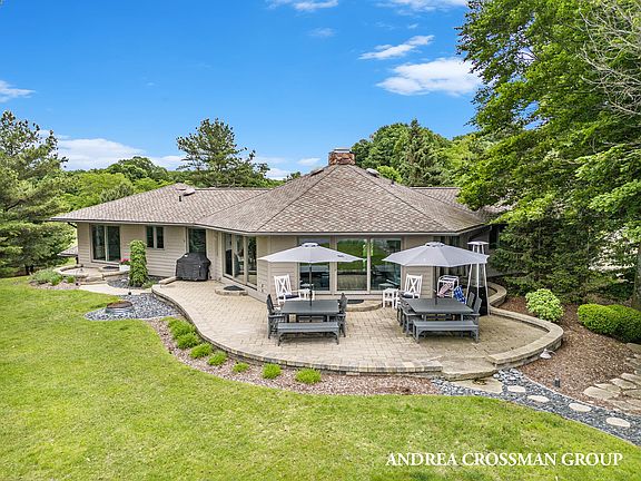 4th image of 260 Sunset Bluff Ct