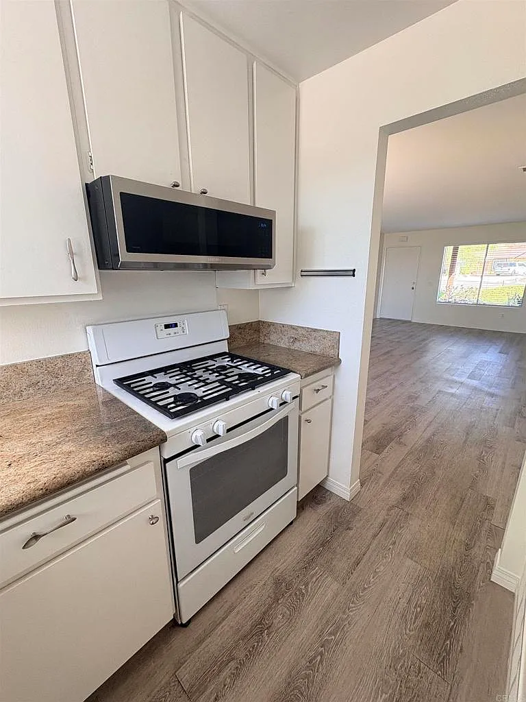 2 bed, 873 sqft, $2,800 — Photo 3