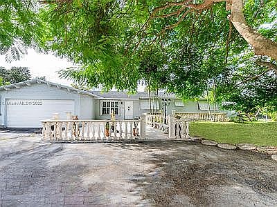 Large entrance to property