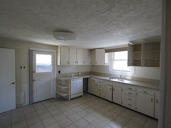 4th image of 204 S Johns Ave