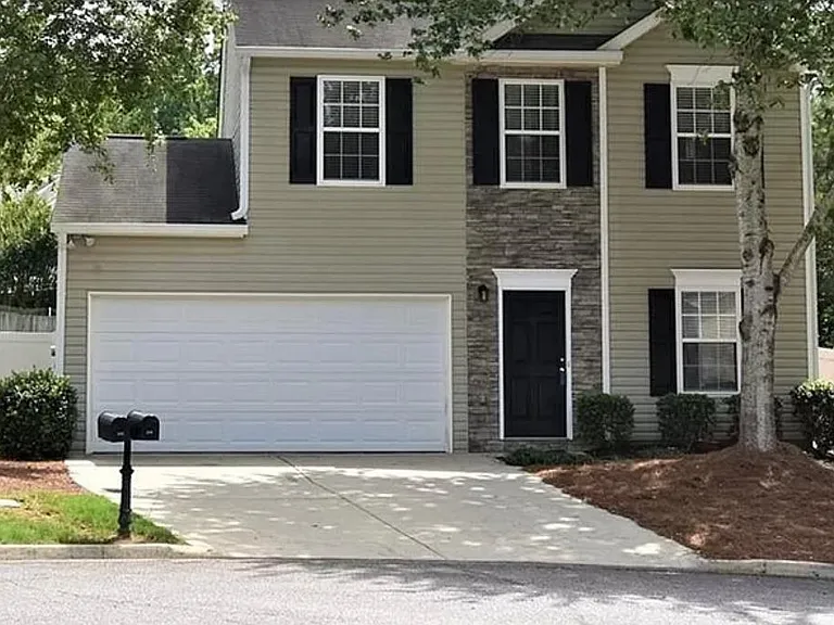 210 Oak Grove Ln — Photo 1