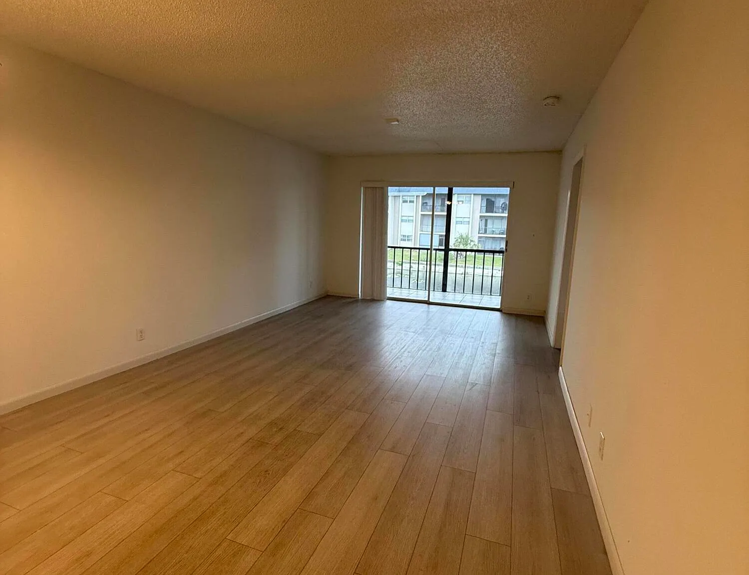 2 bed, 2.0 bath, 949 sqft, $1,850 — Photo 2