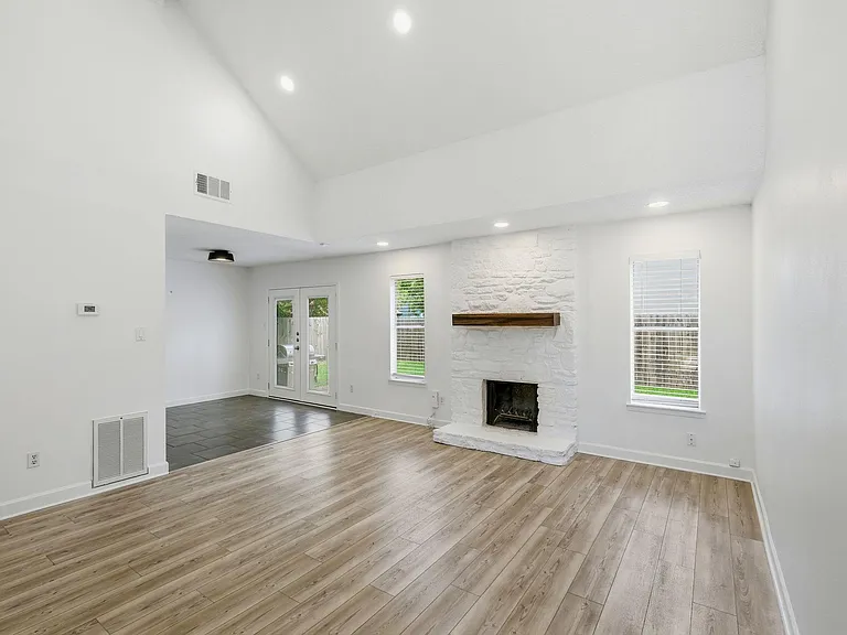 3200 Spaniel Dr — Photo 3