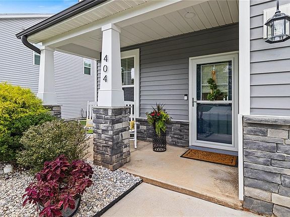 4th image of 404 Mockingbird Ln