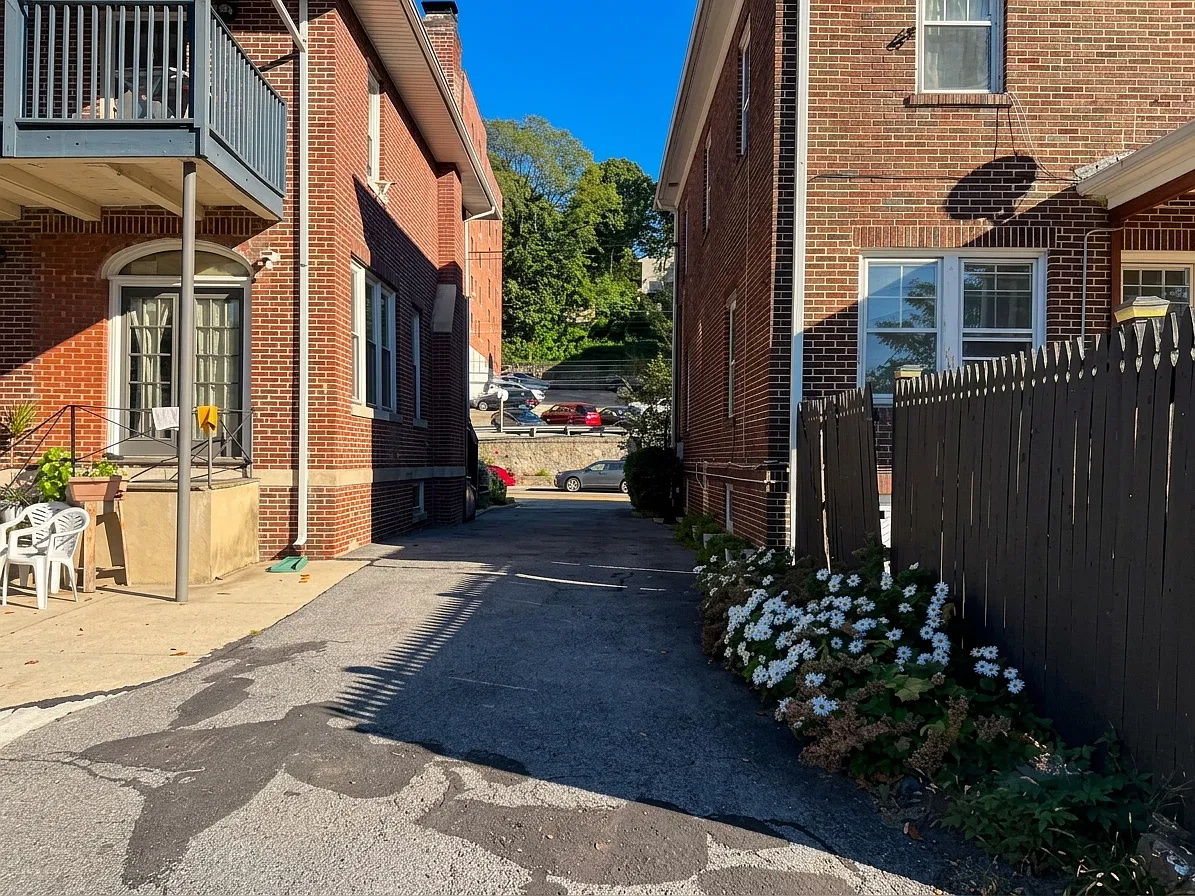 633 Warburton Ave — Photo 3