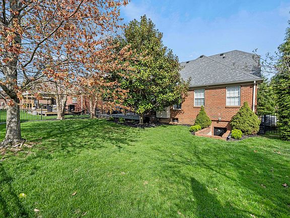 3rd image of 984 Princess Doreen Dr