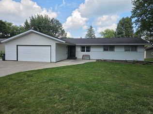522 4th Ave SE, Sioux Center, IA 51250