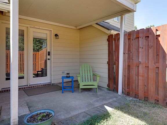 3rd image of 33 Sparger Springs Ln