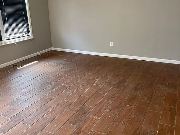 3rd image of 33 Villanova Ct